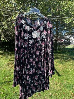 2010s Xhilaration Black Long Sleeve Floral Dress with White Embroidery
